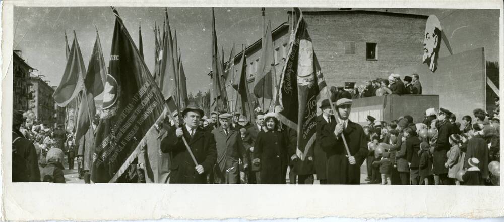 Фотография сюжетная. Первомайская демонстрация 1970-е годы. г. Дивногорск