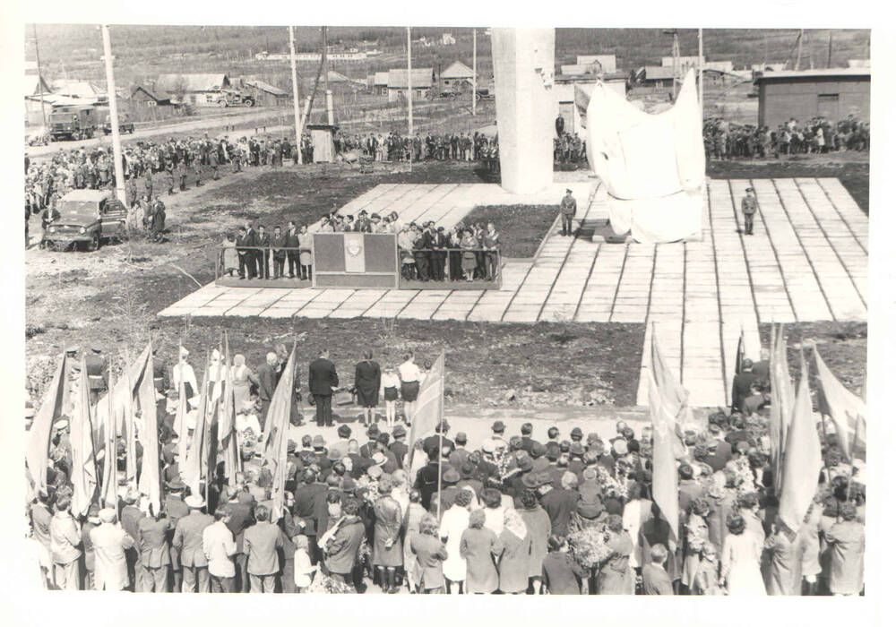 Фотография. Митинг, посвящённый открытию памятника «Последняя атака». 1975 год.