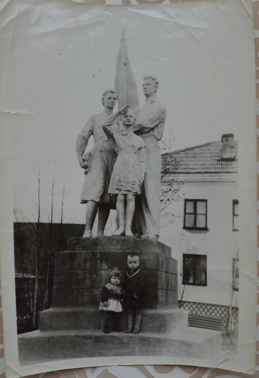 Фото. Памятник  в сквере на ул.Советской в г.Миньяре