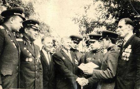 Фотопортрет групповой. Встреча воинов 10 дивизии НКВД с молодыми солдатами.