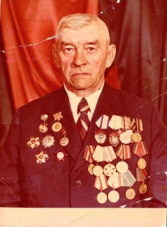 Фотопортрет. Ветеран Великой Отечественной войны, одет в пиджак с наградами, без головного убора.