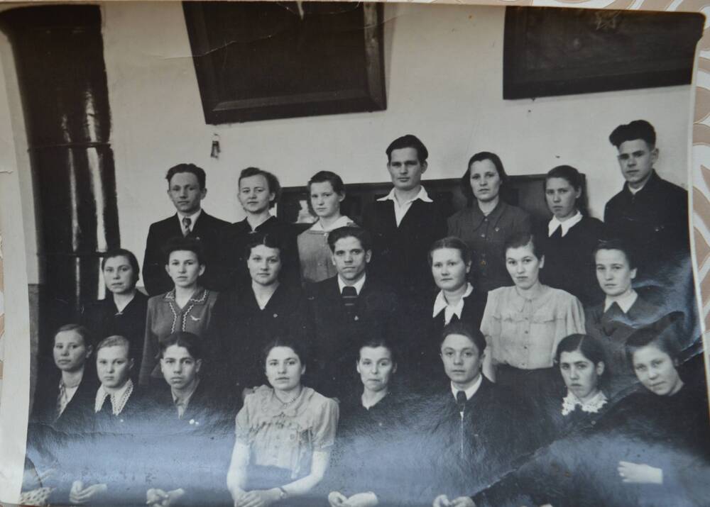 Фото. Комсомольцы Волочильно-болтового цеха Миньярского завода. 1954 год.