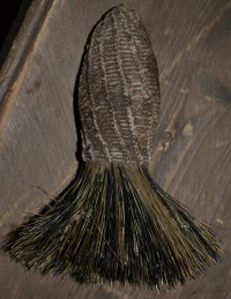Щётка из конского волоса с плетёной ручкой.