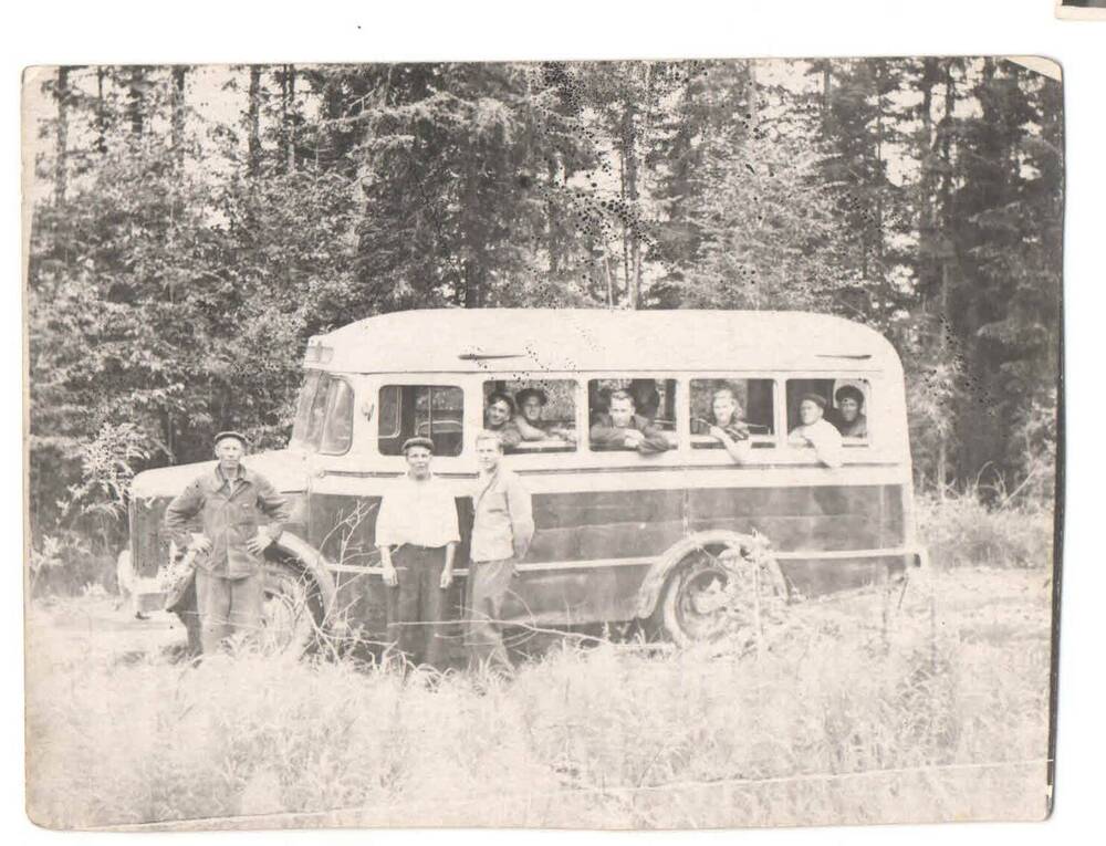 Фотография. Автобус с пассажирами. 1956 год.