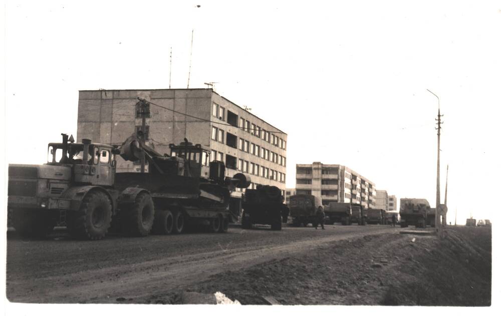 Фотография. Современная мелиоративная техника у административного здания ПМК-43.