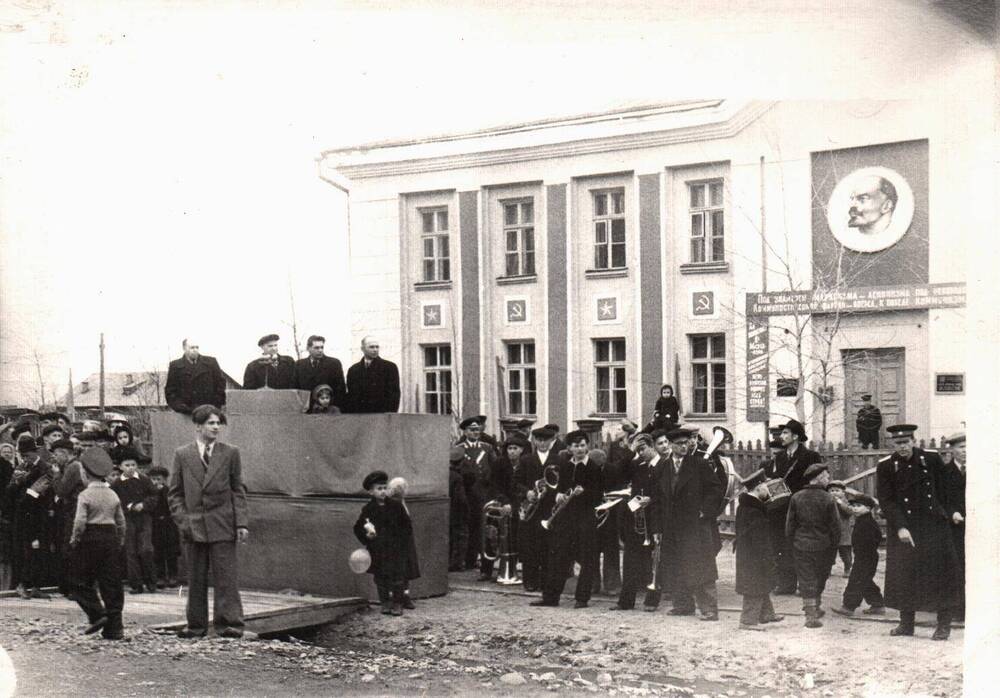 Фотография. Перед демонстрацией у райкома, 1958 г.