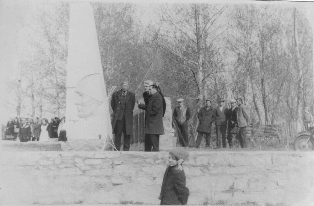 Сюжетная фотография митинга 9 мая у памятника погибшим в ВОВ