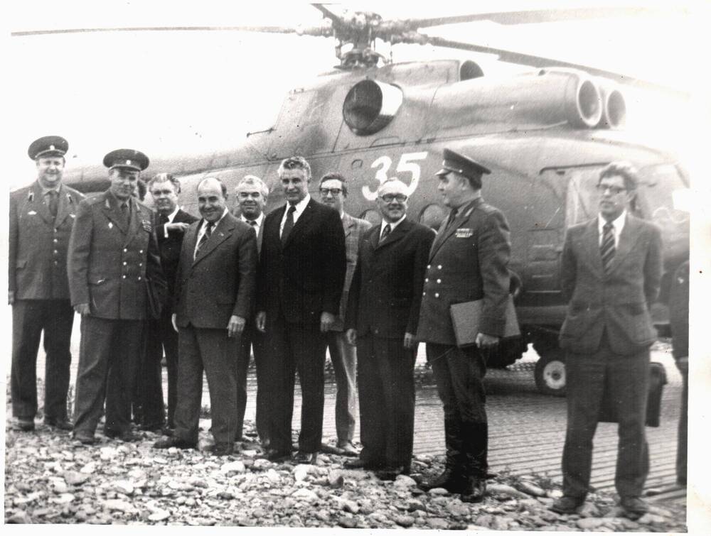 Фотография. Комиссия по приемке Амгуньского моста у вертолета, 1978 г.