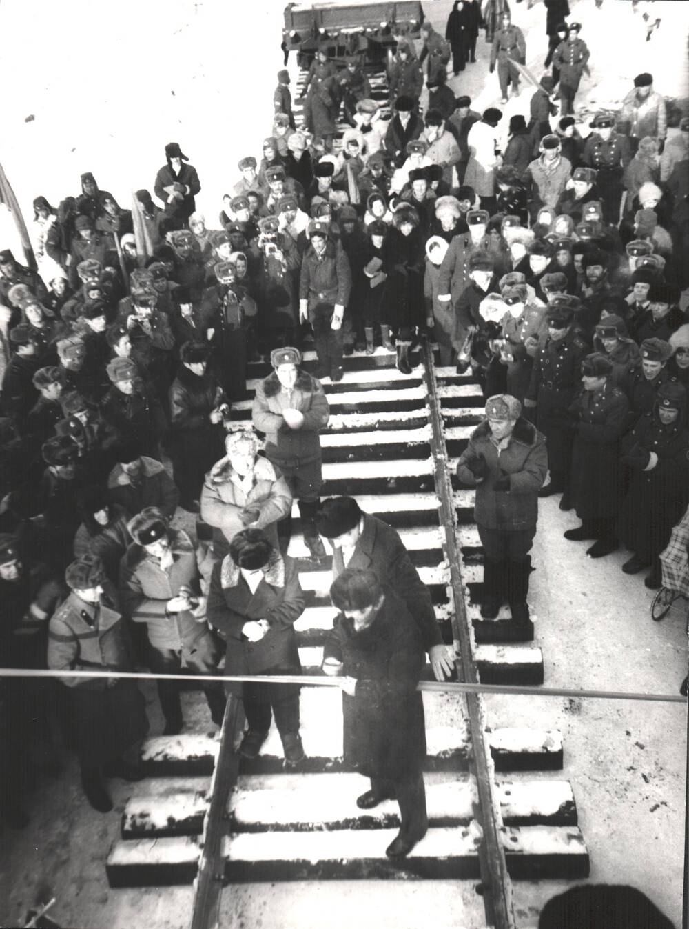 Фотография. Укладка «Серебряного звена», разрезание ленты. 7.12.1978 г.