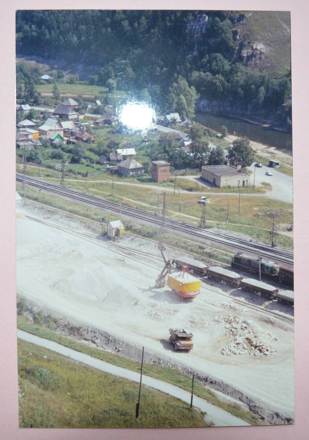 Фото. ОАО Миньярский карьер. Погрузка щебня экскаватором ЭКГ-5А в вагоны.