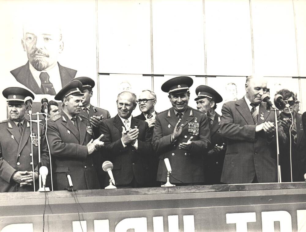 Фотография. Президиум торжественного митинга в Уркальту.  30 июня 1979 г.