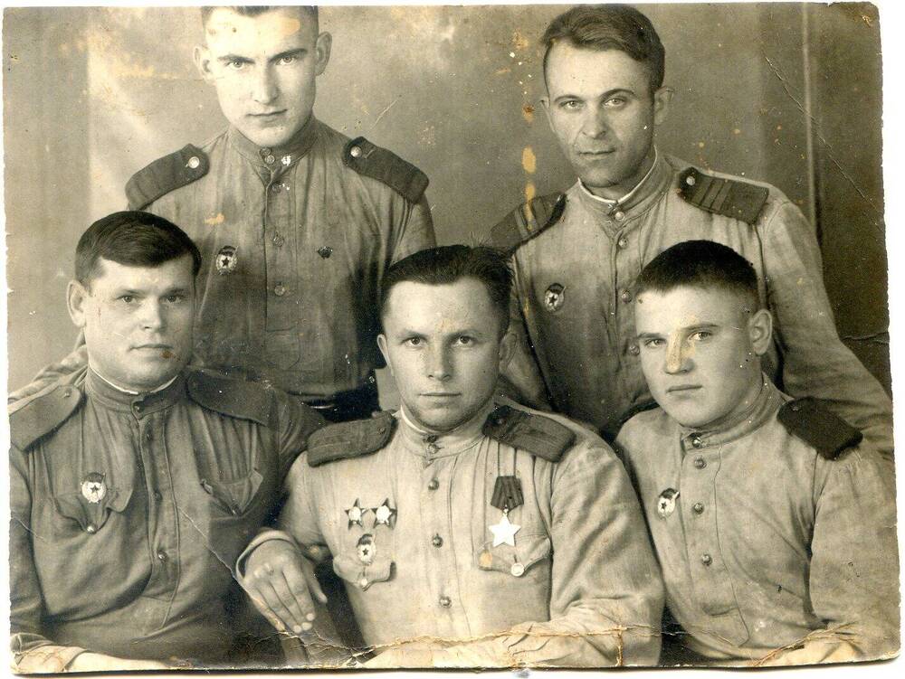Фото групповое. Галактионов Герасим Иванович среди однополчан сидит справа. Фото 1945г.