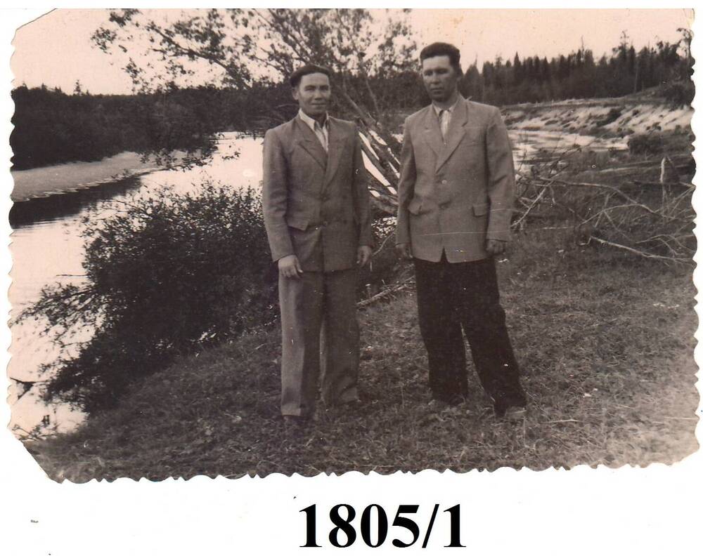 Фото чёрно-белое. Якименко Владимир с братом Митей.