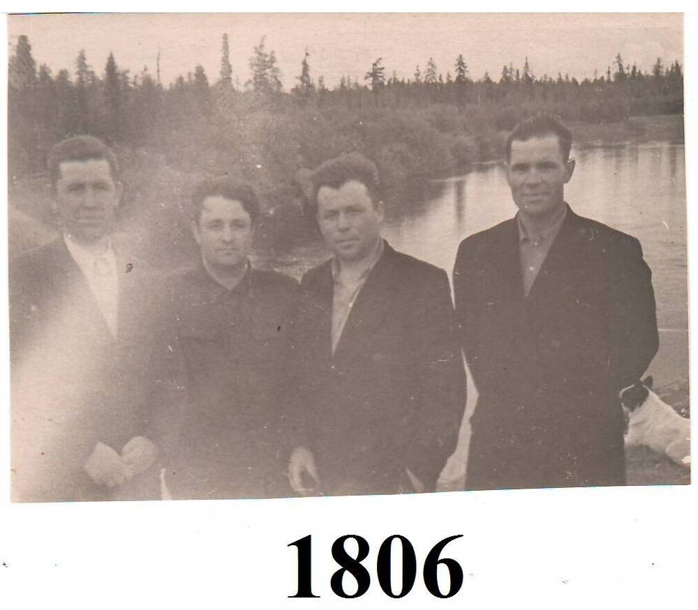 Фото чёрно-белое. Группа мужчин в м.Куим Кыдзя.