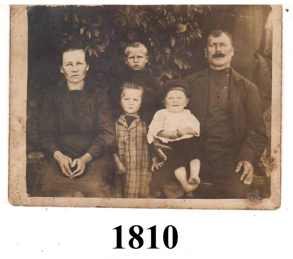 Фото чёрно-белое. Плекан Иван Гаврилович с семьёй.
