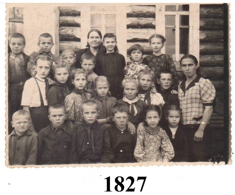 Фото чёрно-белое. Школьники и учителя школы в п.Пытырью.