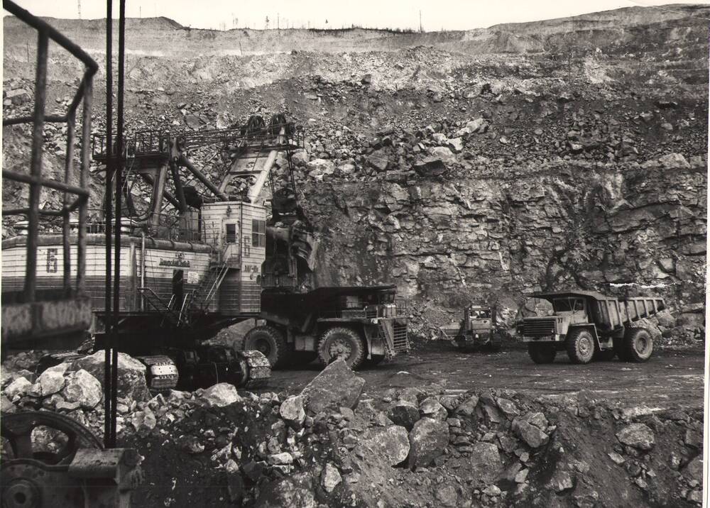 Фотография ч/б. Оригинал.
«Погрузка горной массы». 
Автор: Н. Ганиева.