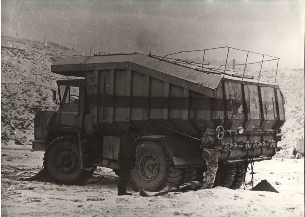 Фотография ч/б. Оригинал.
«Заправочная машина, заряжающая взрывчаткой.
Автоматизированная зарядка скважин».