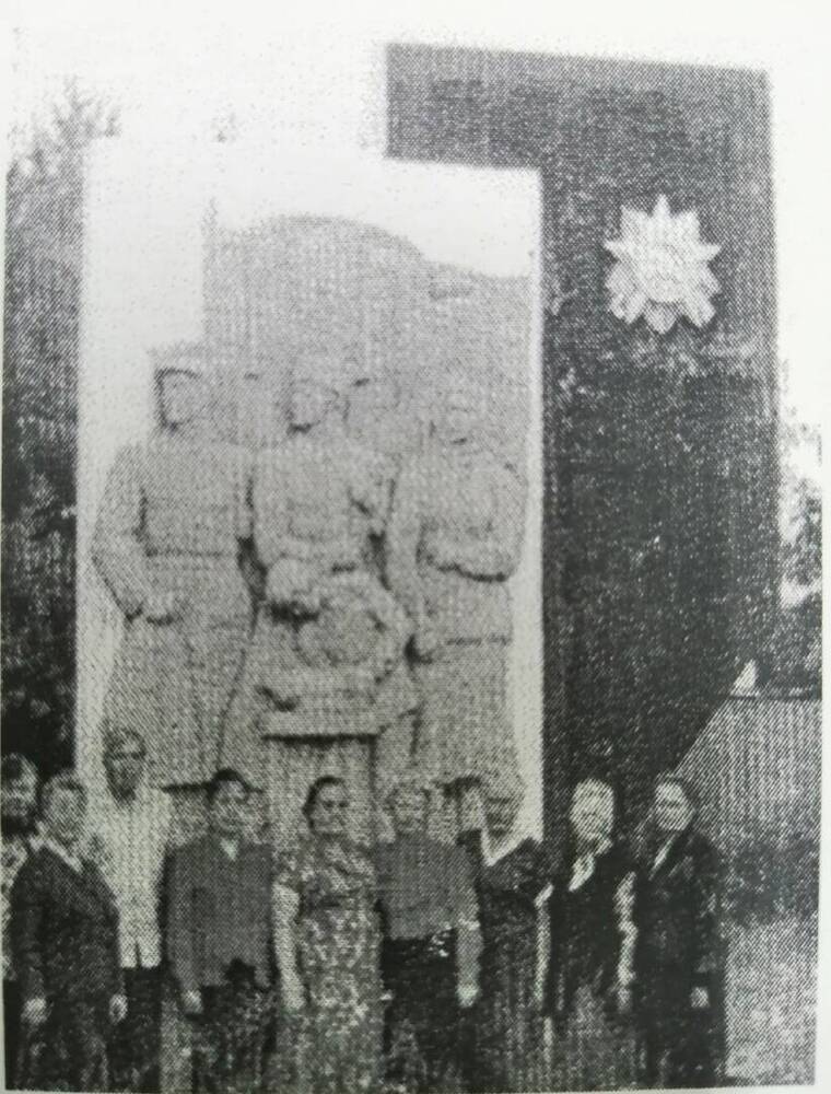 копия фото: Памятник создателям Шумихинского машиностроительного завода.