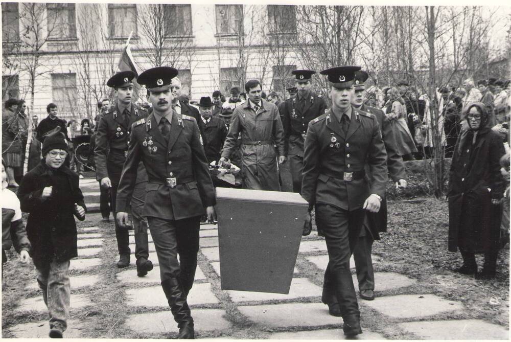 Фотография ч/б. Оригинал.«Захоронение останков 46 воинов 122-й стрелковой дивизии».