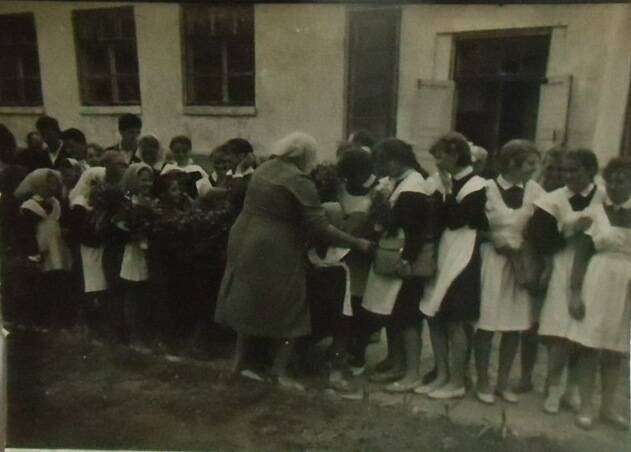 Фотография школьной линейки 1960 года.