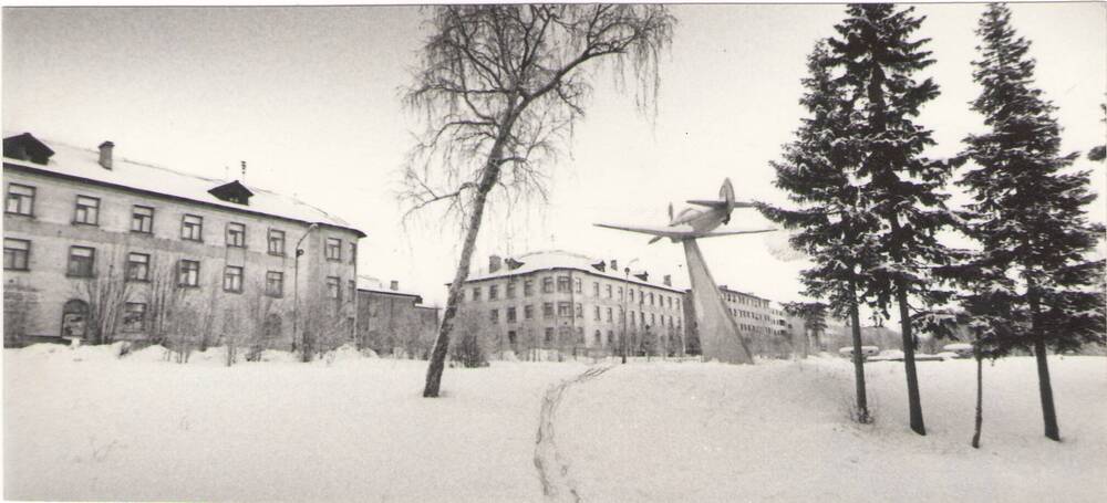 Фотография ч/б.
«Памятник лётчикам, защищавшим Советское 
Заполярье (самолёт «ЯК-9Д»)».