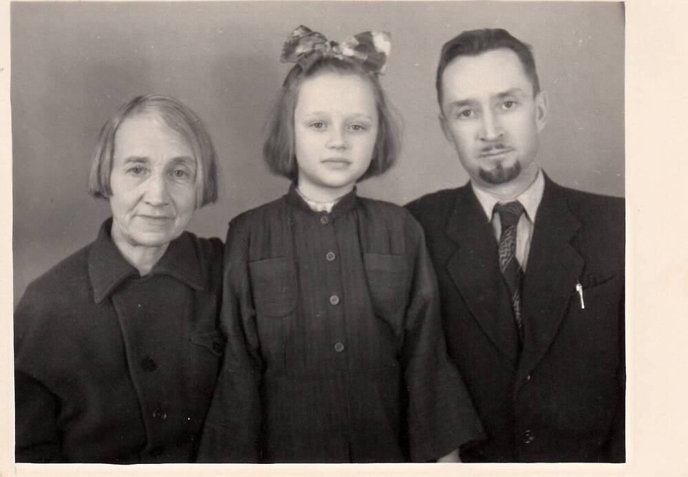 Фото А.Цветаева с внучкой Маргаритой и сыном А.Трухачевым