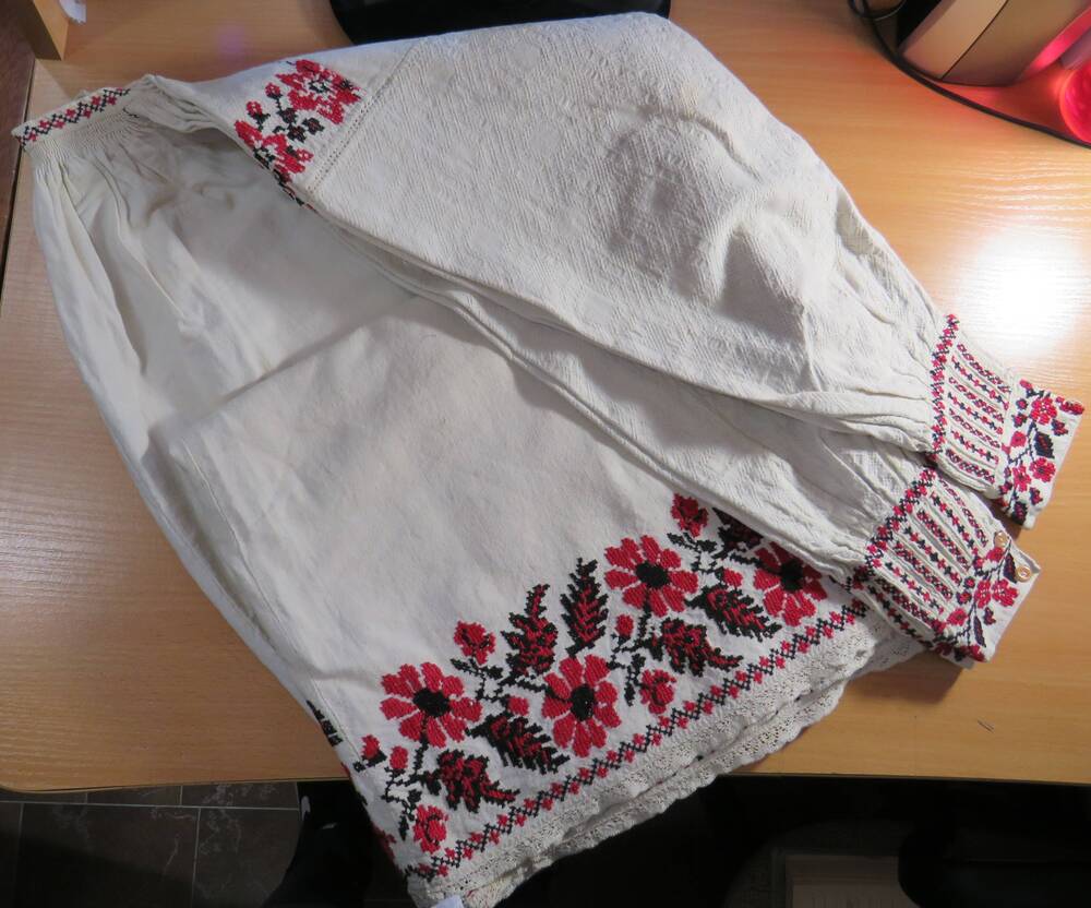 Рубаха женская белая ручного шитья.