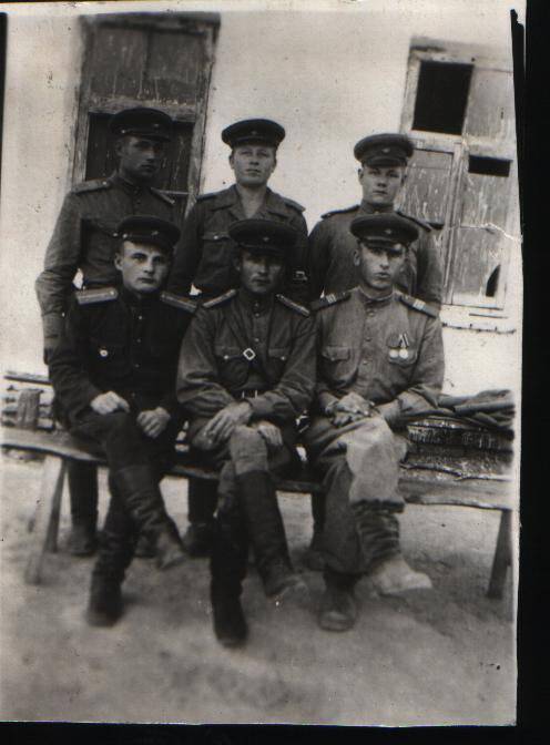 Участники ВОв в военной форме. 6 человек. Среди них Гунбин Алексей Терентьевич
