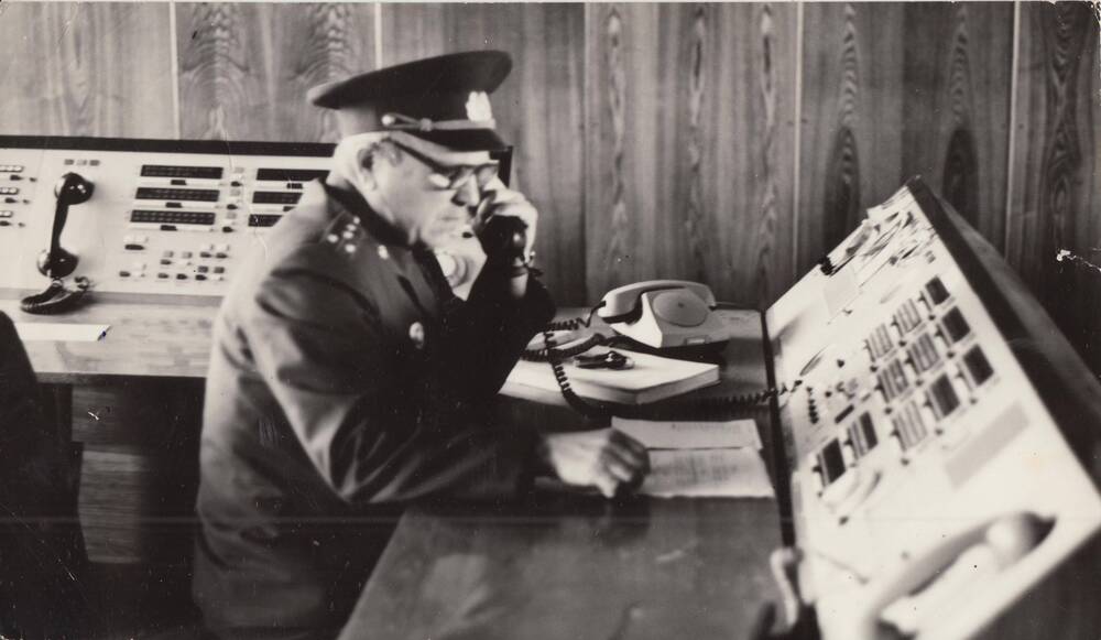 Фотография: Царев Николай Егорович, ветеран Великой Отечественной войны на дежурстве в дежурной части Малоярославецкого РОВД