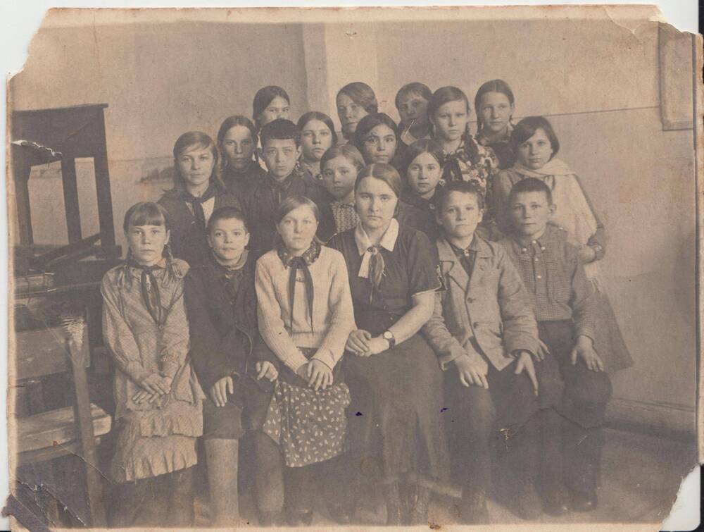 Фотография: пионерский отряд седьмого класса Ильинской средней школы