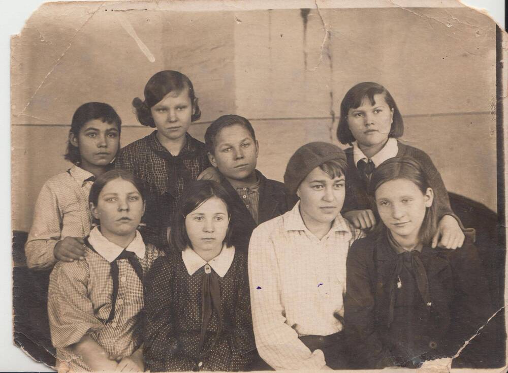Фотография: учащиеся Ильинской средней школы Малоярославецкого района, 1939-1940 учебный год