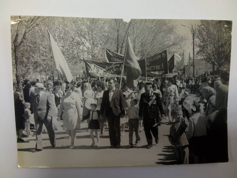 Фото групповое с Кирпичевым В.Н. . г. Жирновск.1 мая 1977 год