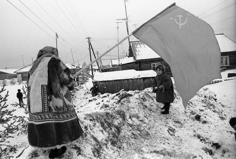 Фотография. Женщина с флагом. Из серии Лики Севера