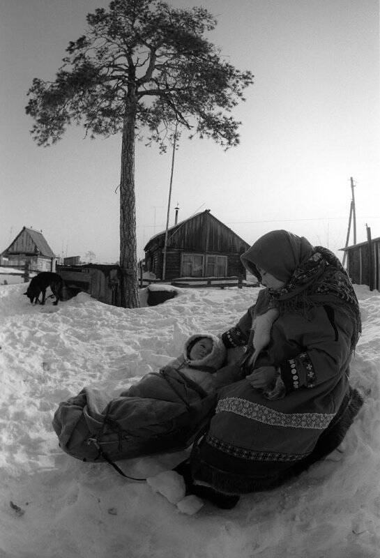 Фотография. Девочка возле детской люльки с младенцем. Из серии Лики Севера