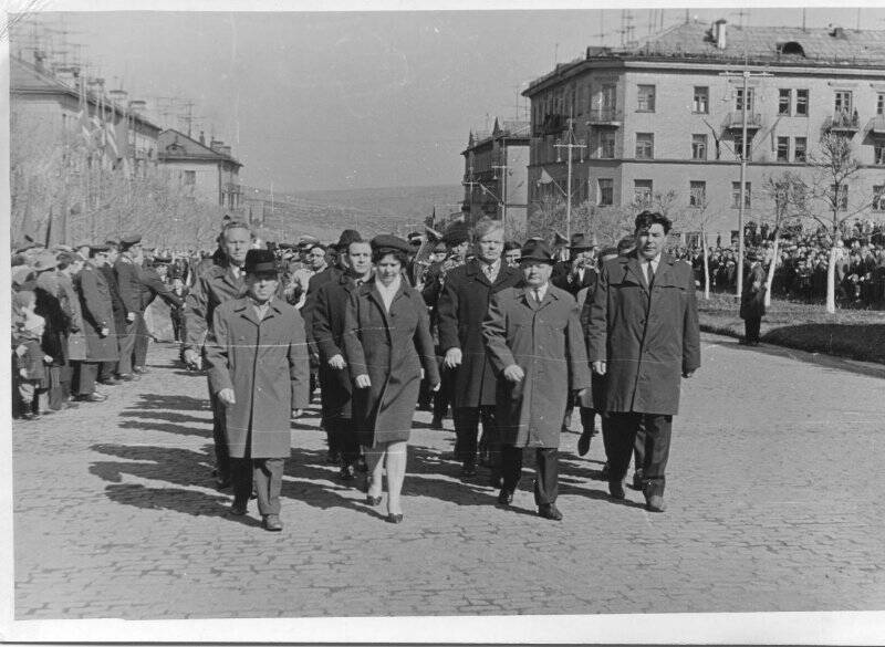 Фотография чёрно-белая. Колонна администрации г. Губаха на первомайской демонстрации