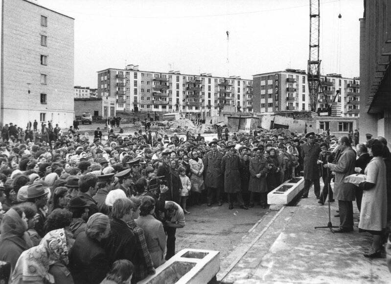 Фотография чёрно-белая. Открытие универмага в Новой Губахе