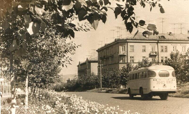 Фотография чёрно-белая. Проспект Ленина в Новой Губахе