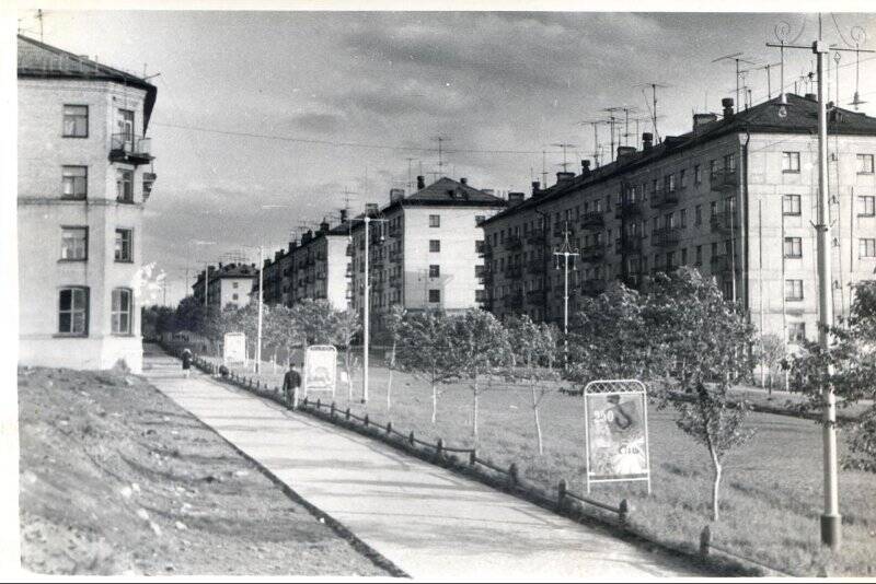 Фотография чёрно-белая. Жилые дома коксохимиков и энергетиков в Новой Губахе