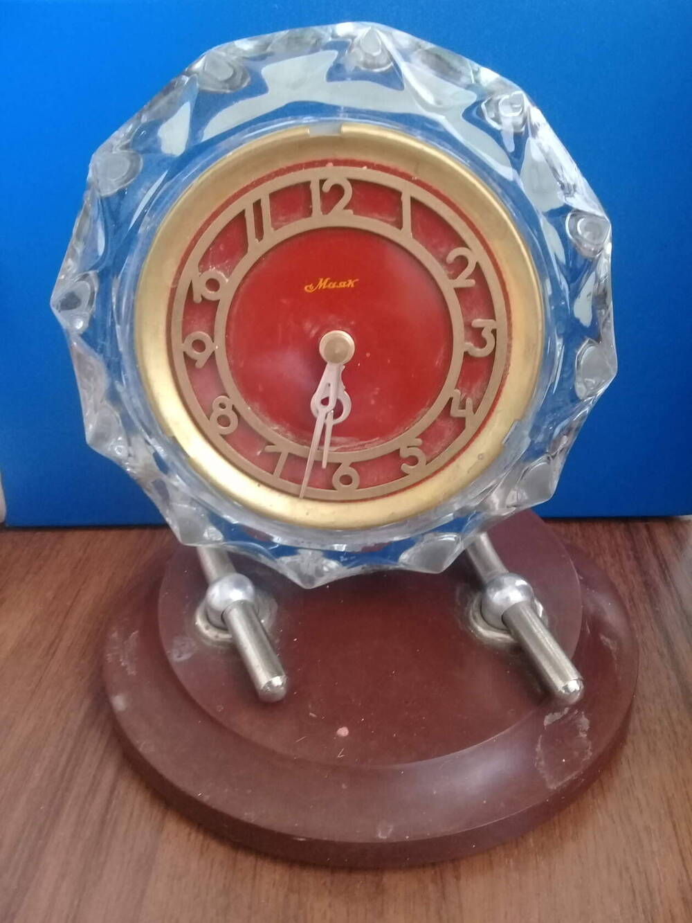 Часы настольные «Маяк» на подставке 1965 года.