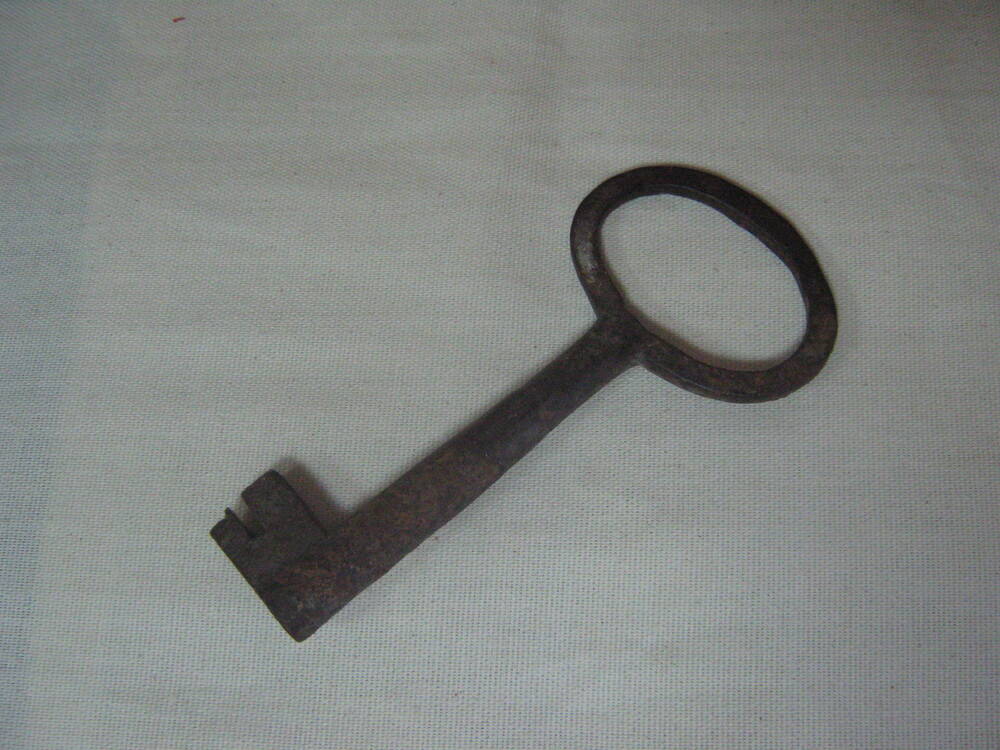 Ключ от амбарного замка.