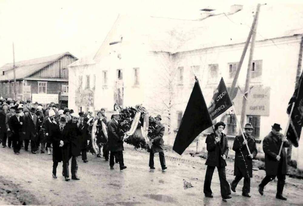 Фото ч/б. Демонстрация 9 мая 1979 г. п. Северо-Енисейский ул. Ленина.