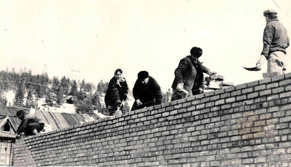 Фото ч/б. На строительстве школы интерната п. Северо-Енисейский 70-е годы.