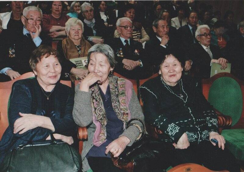 Фотография. Участники на торжественном собрании общественности, посвященное 120 - летию П.А. Ойунского