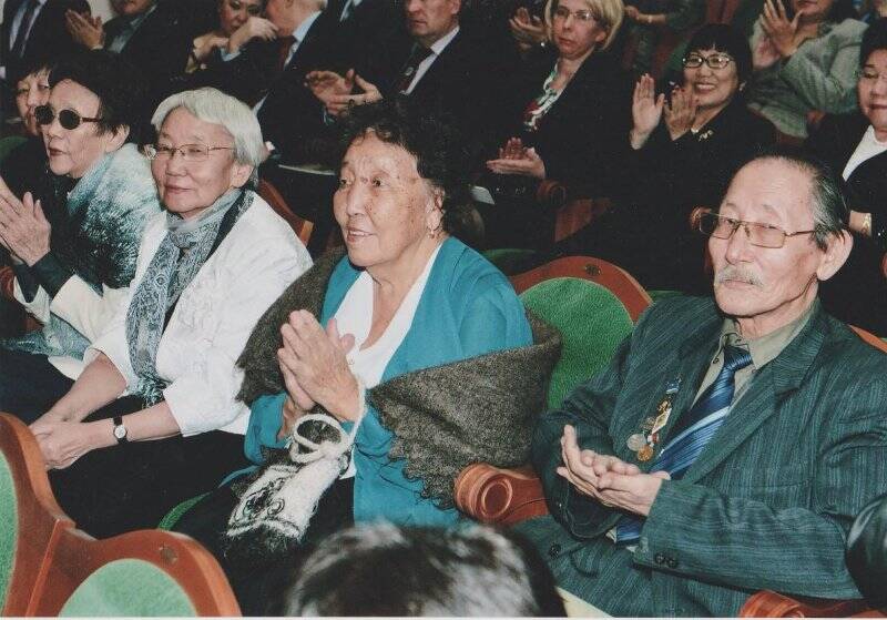 Фотография. Участники на торжественном собрании общественности, посвященное к 120 - летию П.А. Ойунского