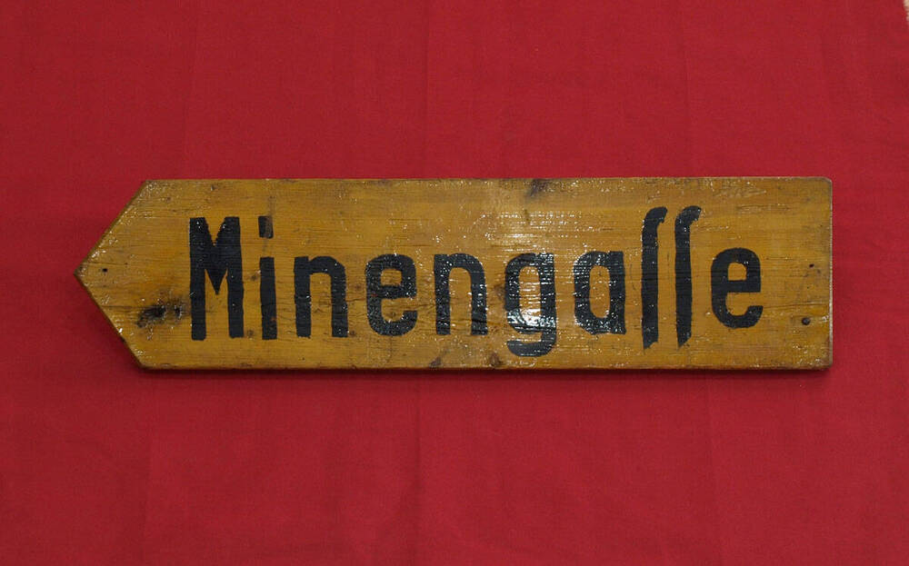 Указатель деревянный желтого цвета, с надписью черной краской: Minengalle(MuHbi), Германия, до 1944 г.