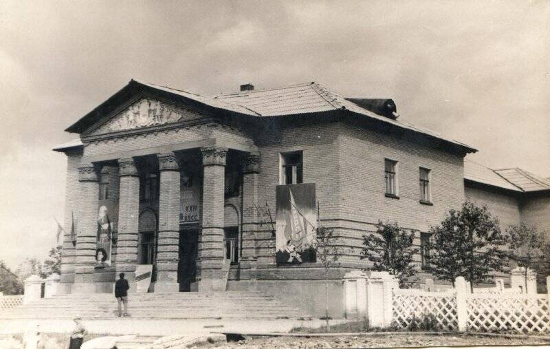 Фотография чёрно-белая. Клуб «Пионер» в Новой Губахе