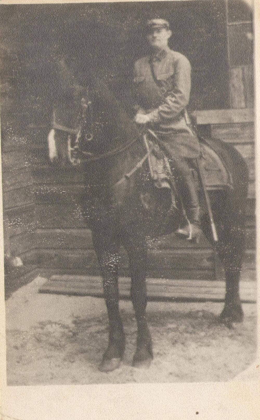 Фотография. Изображен    Григорий  Семенович  Фролов  верхом на коне