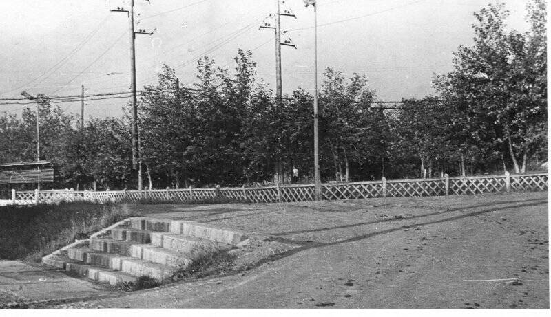 Фотография чёрно-белая. Сквер рядом с шахтой им. Урицкого в Углеуральском