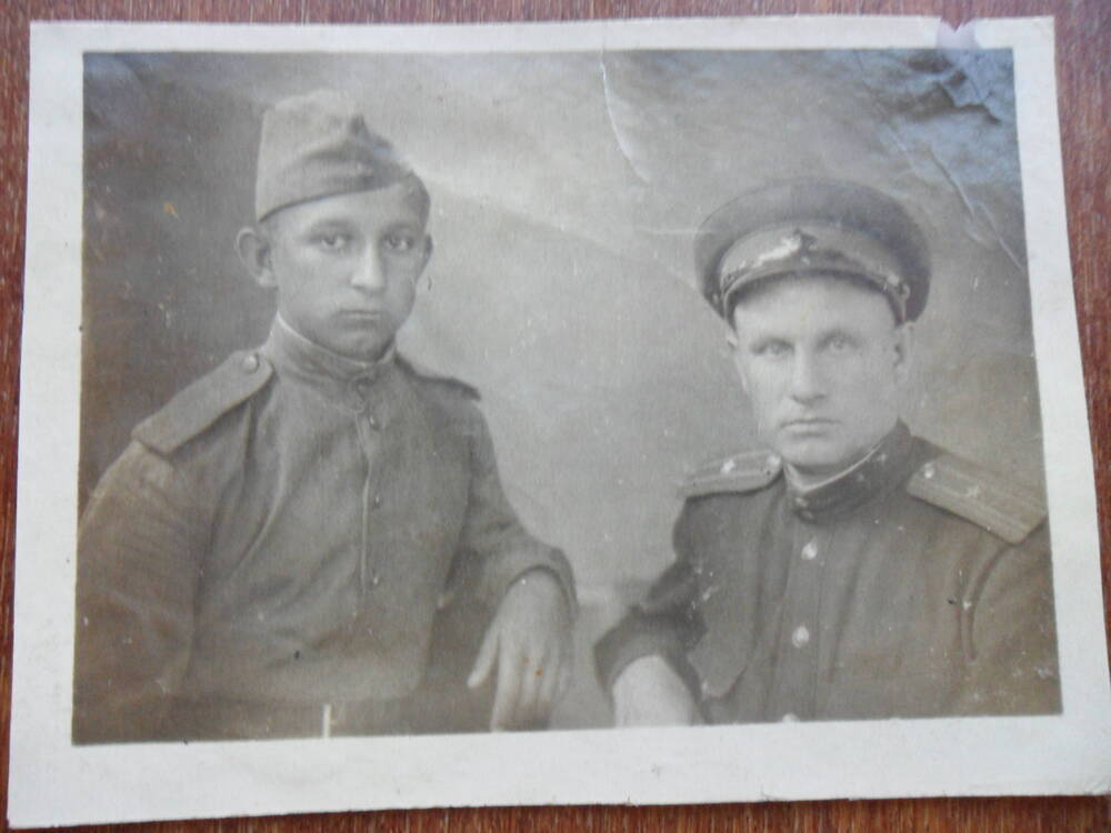 Фотография
Венедиктов  В.Ф. курсант курсов мл.лейтенантов (первый слева)